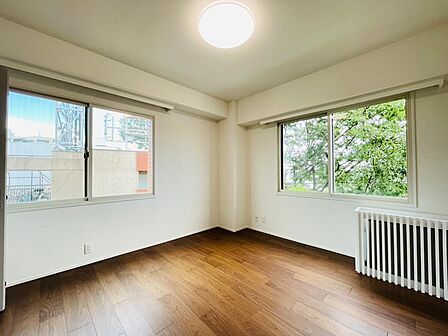 大きな窓からたっぷりと陽光が注がれる明るい空間。家族の成長に対応できる永住仕様の間取り。一日の疲れを癒やしてくれる、時を忘れて過ごせる空間。