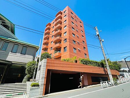 その邸が魅せる、気品・上質・重厚感・細やかさ、そのすべては訪れた者に安らぎと品性を与える特別な空間です。ここに住むからこそ意味がある。すべての「始まり」をここから迎えます。