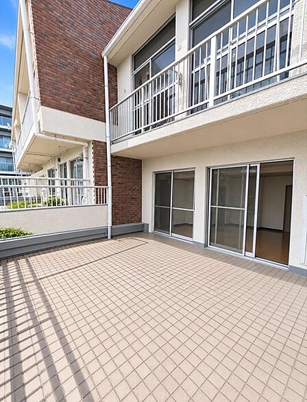 開放的のあるLDK からつながる南向きの大型テラス。