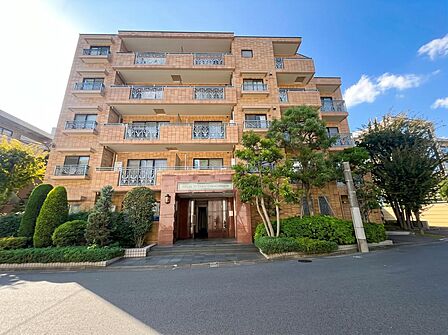 3階部分・角部屋です。利便性と自然豊かな住環境を兼ね備えた低層レジデンス。