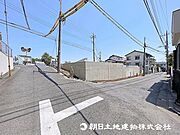 前面道路は閑静な住宅地をはしる車通りの少ない道路。お車の出し入れが苦手なママや小さなお子様にも安心！