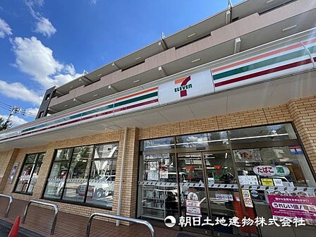 セブンイレブン川崎枡形2丁目店まで約550m24時間営業でいつでも利用できるため、帰宅が遅い日や急な買い物にも便利です。行政サービスやATMなど日常に欠かせない存在です。