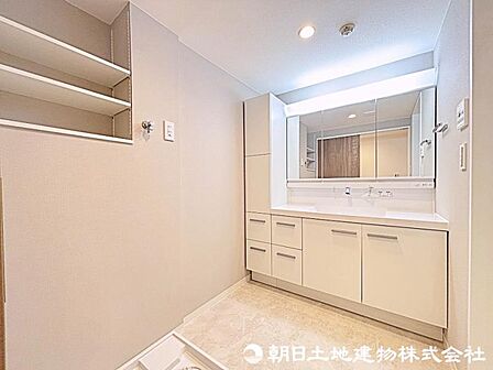 脱衣所になります!ゆとりがございますので、朝のあわただしいお時間帯でも快適ですね!