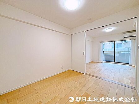 約4.5帖の居室!リビングと隣接しておりますので、お子様のくつろぎスペースとしてもご利用いただけます