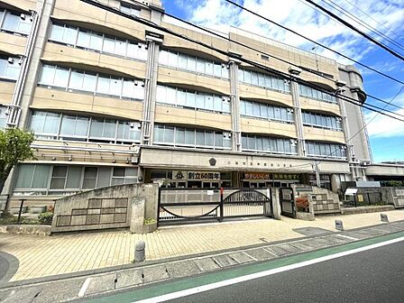 自ら考え、課題を解決し、最後までやりぬく力を育む教育を行います。のびのびと成長できる小学校です。