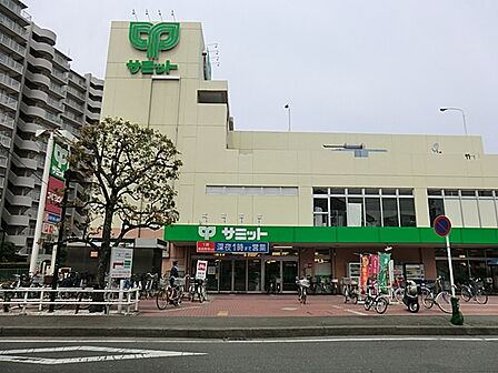 品揃えが豊富で、営業時間が長く、帰宅が遅い日でも利用しやすい店舗です。