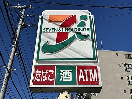 困った時に大変心強い24時間営業のコンビニ。公共料金の支払いやコピー機利用、銀行ATM機など、日常に欠かせない存在です