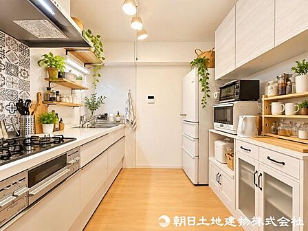 大人二人がすれ違えるスペースがあります!広々としていて快適に料理ができます!※本画像はCGで作成しており、実際の現地には家具は置かれておりません。また、価格に家具は含まれておりません。
