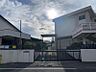 周辺：自ら考え工夫し、学び続ける力を育む教育を行います。思いやりを大切にしながら心豊かに心身ともにたくましく育つことを目指している小学校です。