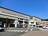 周辺：駅前には生活に必要な施設が揃っており、日常の買い物に便利です。駅から少し離れると緑も多く、落ち着いた街並みが広がっています。