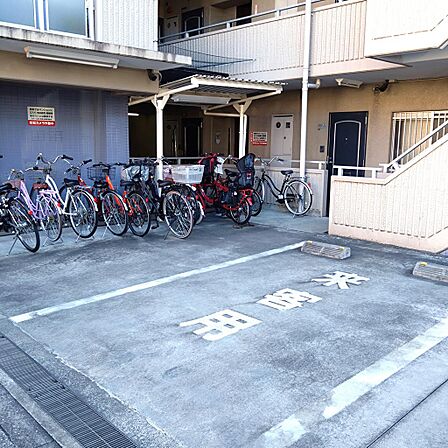 来客用駐車場も完備。