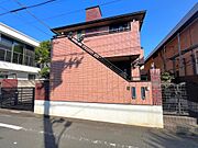 大田区でも人気の高い【久が原6丁目】。落ち着いた住宅街に佇む、陽当たりと通風に恵まれた中古戸建てです。最寄り駅池上線「千鳥町」駅まで徒歩5分の立地！