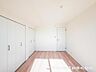 室内：【洋室】床に物を置かないようにするだけで掃除もしやすくなり有効面積も増え清潔感のあるお部屋になります