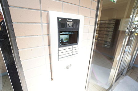 セキュリティ充実で安心・安全の暮らしを提供。(2025年7月撮影)