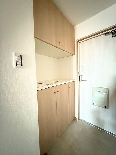 玄関は家族が毎日行き来する出入り口というだけでなく、お客様をお迎えする大切な空間でもあります。（2025年12月撮影）