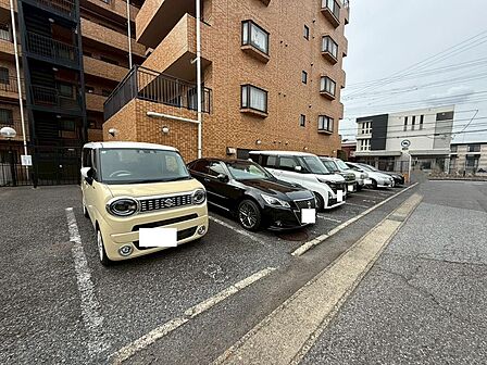 敷地内には、出し入れしやすそうな駐車場があります。(2025年10月撮影)