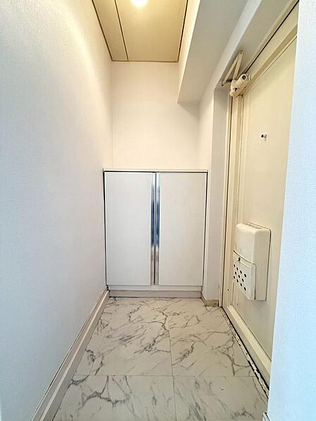玄関は家族が毎日行き来する出入り口というだけでなく、お客様をお迎えする大切な空間でもあります。(2026年6月撮影)