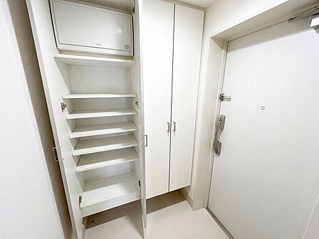 玄関は家族が毎日行き来する出入り口というだけでなく、お客様をお迎えする大切な空間でもあります。(2026年8月撮影)