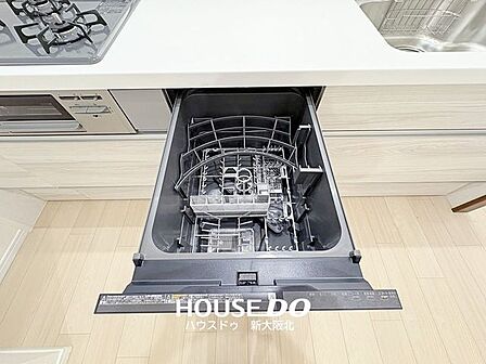 ■スライド式で食器の出し入れがしやすい食器洗浄乾燥機付き！■高温洗浄で水では落ちにくい頑固な油汚れもスッキリ！■食器も清潔に保てます！手荒れの心配もなく家事もはかどりますね！