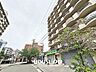 外観：■マンションの目の前に緑地公園駅の出口があります！■マンションの下にコンビニもあるためとても便利な立地条件ですよ！