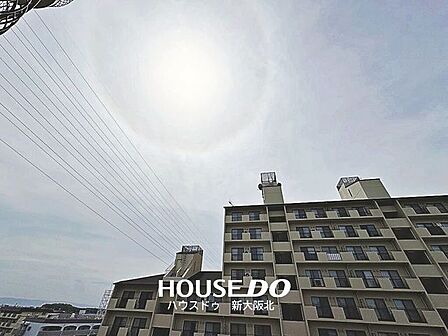 ■バルコニーからの眺望です!■周りの建物とは距離があるため、自然の光もしっかりと入るバルコニーです♪