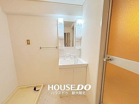 ■鏡の両側にたくさんの収納棚がついた洗面台!■欲しいものをサッと取り出せるので、忙しい朝の身支度もはかどりそうですね!