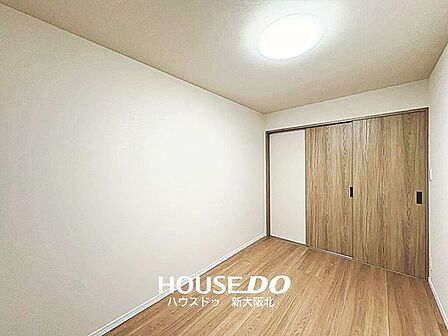 ■リビングとの間仕切りを閉めると独立した空間が生まれ、プライベートなお部屋に様変わり!日中は客間やキッズスペース、夜は布団を敷いて寝室として等柔軟な使い方もできますね♪