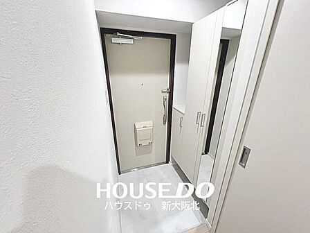 ■白を基調とした明るい玄関！■お出かけ前に身だしなみをチェックできる姿鏡付き！