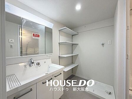 ■デザイン性の高い洗面化粧台は人気の壁付け水栓が採用されています!■壁付け水栓はスタイリッシュなだけでなく、水垢がたまりにくいため日常のお手入れが格段に楽になりますよ♪
