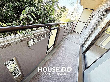■西向きの広々としたバルコニーです!■植栽があるのでプライバリーもしっかりと守られています◎
