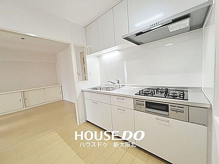 ■壁付きのキッチンに吊戸付き!空間を有効活用しつつ、収納を多く確保することができます!■散らかりがちなキッチンツールもスッキリと収納できますね!