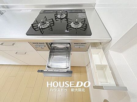 ■お料理しやすい3口コンロ!一度に3品作れるので、毎日のお料理も捗りますね!■コンロの横にスパイスケースがあるのも嬉しいポイント!