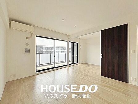 ■リビングに面したお部屋は、扉を開ければ広々としたリビングとしてお使いいただけます!■ご家族の人数やライフスタイルに合わせてお部屋の用途を使い分けていただくことができますよ!