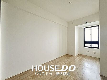 ■玄関入って右側の洋室です!■各居室は独立性が高く、プライベートを大切にするご家族にもオススメの間取りです!