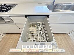 ■スライド式で食器の出し入れがしやすい食器洗浄乾燥機付き！■高温洗浄で水では落ちにくい頑固な油汚れもスッキリ！■食器も清潔に保てます！手荒れの心配もなく家事もはかどりますね！