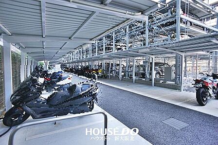 ■バイク置き場は平置きで場所が決められているため、スムーズに駐車できます!■屋根付きの為、直射日光・雨風を遮り大切なバイクが傷みません!