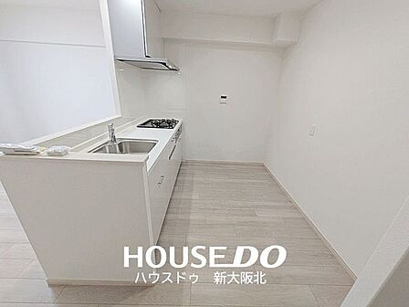 ■ゆとりあるキッチン!お好みの食器棚やカップボードを置くことができます♪■キッチンにはオシャレなダウンライトを設置!■ダウンライトは埋め込み式なのでホコリが溜まりにくくお掃除もラクラクです!