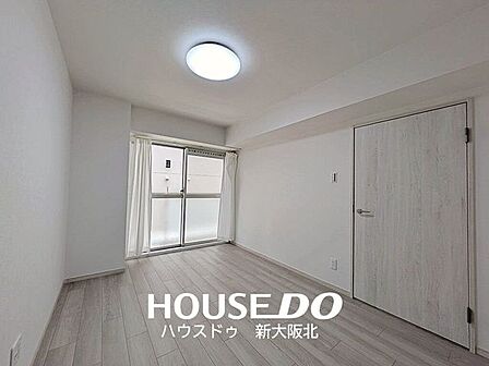 ■リビングに隣接する5.5帖の洋室です!■窓からは気持ちのよい光が差し込みます!毎朝気持ちよく起きられそうですね!
