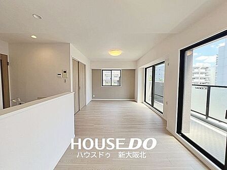 ■壁の一部にアクセントクロスを使用したオシャレなリビング！■リビングは14帖の広さがあり、ダイニングテーブルやソファなどの家具を置いても十分な広さがあります！