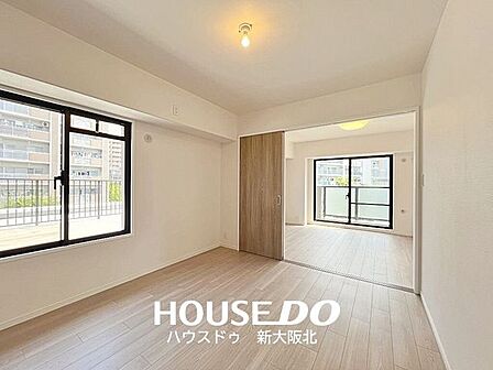 ■リビングに面したお部屋は、扉を開ければ広々としたリビングとしてお使いいただけます！■ご家族の人数やライフスタイルに合わせてお部屋の用途を使い分けていただくことができますよ！
