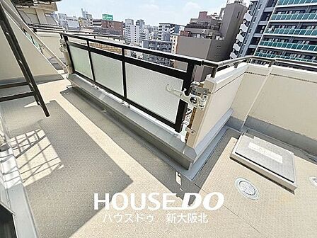 ■角住居のため3面のバルコニー!■バルコニーが広いのでガーデニングなどもできます!■テーブルやイスを置けばくつろげる空間にもなりそうですね!