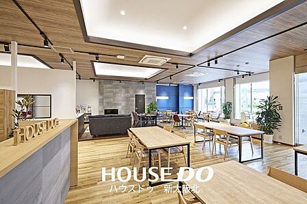 ■弊社は三国駅の目の前にある大型店舗です!■広々とした、カフェのような店舗です◎■阪急三国駅前、ハウスドゥの青い看板を目印にお越しください♪