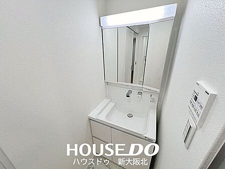 ■嬉しい三面鏡の洗面台!■三面鏡は鏡の角度を変えることで様々な角度からメイクやヘアスタイルを確認することができるので、整容もはかどります!■鏡裏の収納が役立ちます!