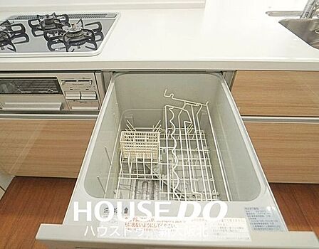 ■スライド式で食器の出し入れがしやすい食器洗浄乾燥機付き!■高温洗浄で水では落ちにくい頑固な油汚れもスッキリ!