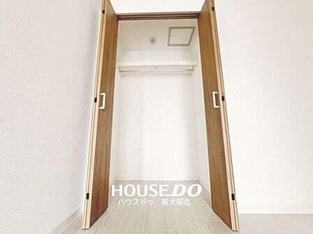 ■収納付き！■お部屋がスッキリ片付くだけでなく、新しく収納棚を買い足す必要がないので、初期費用が抑えられそうですね！