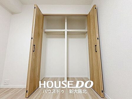 ■全居室収納付き!■造り付けの収納は地震の揺れで倒れる心配がないので、防災面でも安心です!■収納棚を買い足す必要もなく。初期費用の節約にもなりますね!