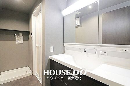 ■嬉しい三面鏡の洗面台！■三面鏡は鏡の角度を変えることで様々な角度からメイクやヘアスタイルを確認することができるので、整容もはかどります！