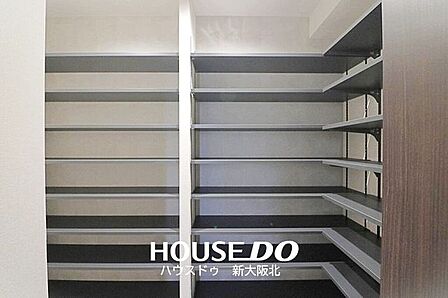 ■いつの間にか増えてしまうご家族の靴もたっぷり収納していただけるシューズクロークです！■段の高さ調節ができるのでヒールや高さのある靴も収納可能です！