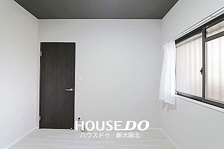 ■5．3帖洋室■こちらはリビングを通らずに入室できる独立性の高いお部屋です！■書斎や趣味のスペースとしてもお使いいただけますよ！