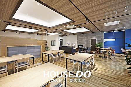 ■弊社は三国駅の目の前にある大型店舗です!■広々とした、カフェのような店舗です◎■阪急三国駅前、ハウスドゥの青い看板を目印にお越しください♪